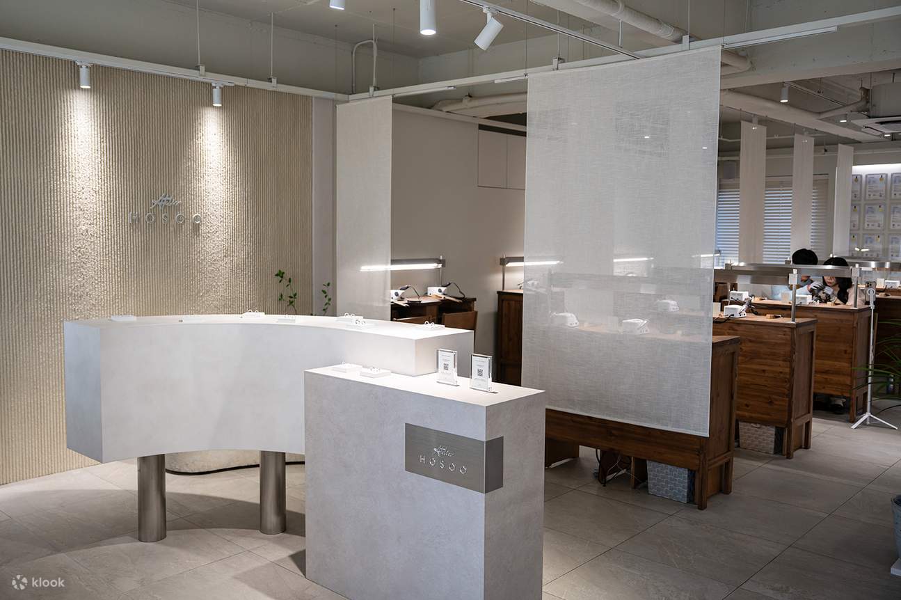 Di dalam Atelier Hosoo