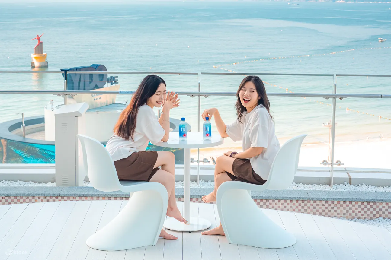 海洋前的两个女孩