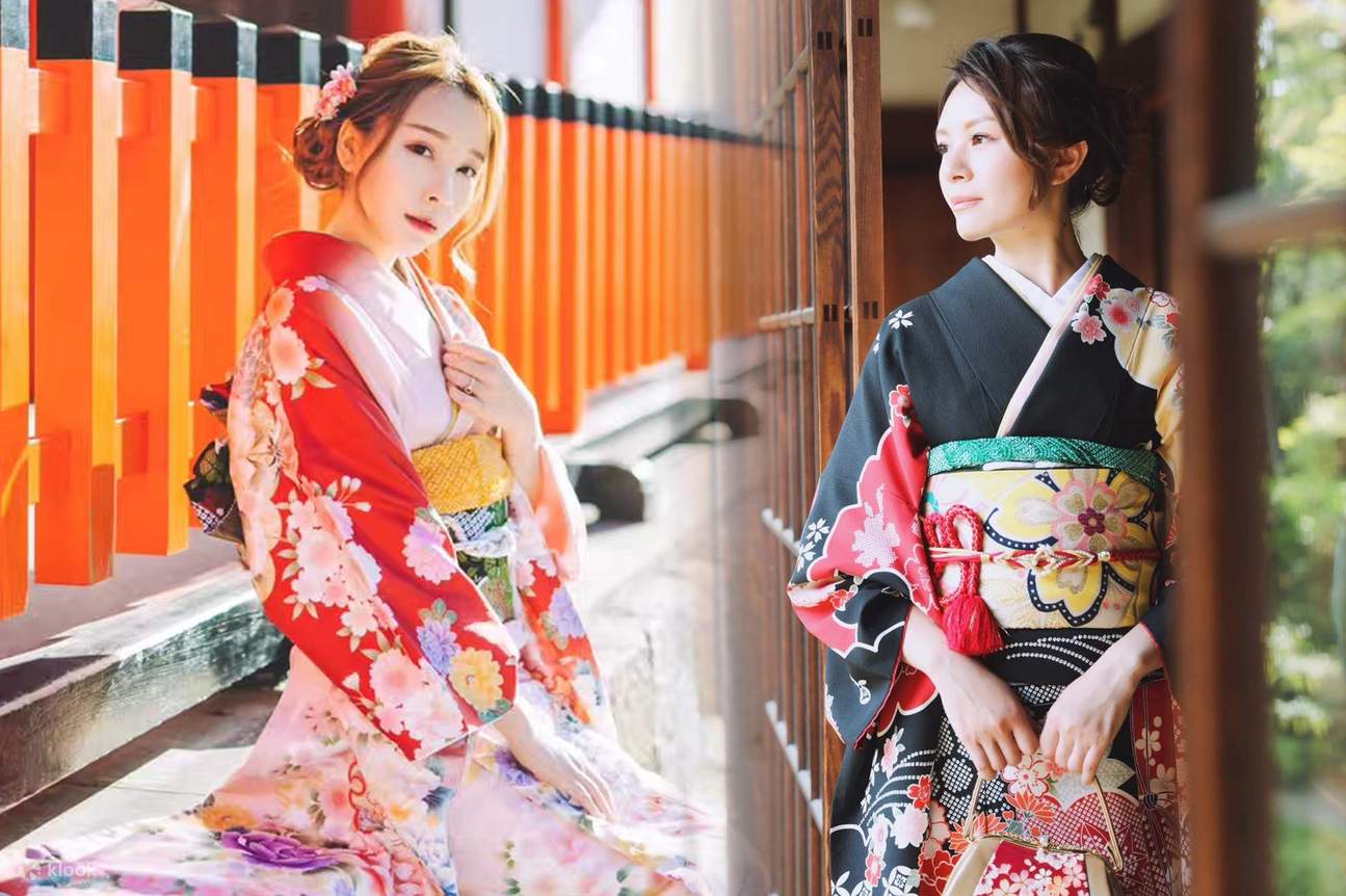 Kimono Furisode Wanita: Bercirikan lengan yang panjang, dengan pelbagai corak bunga, menonjolkan keanggunan dan kemewahan