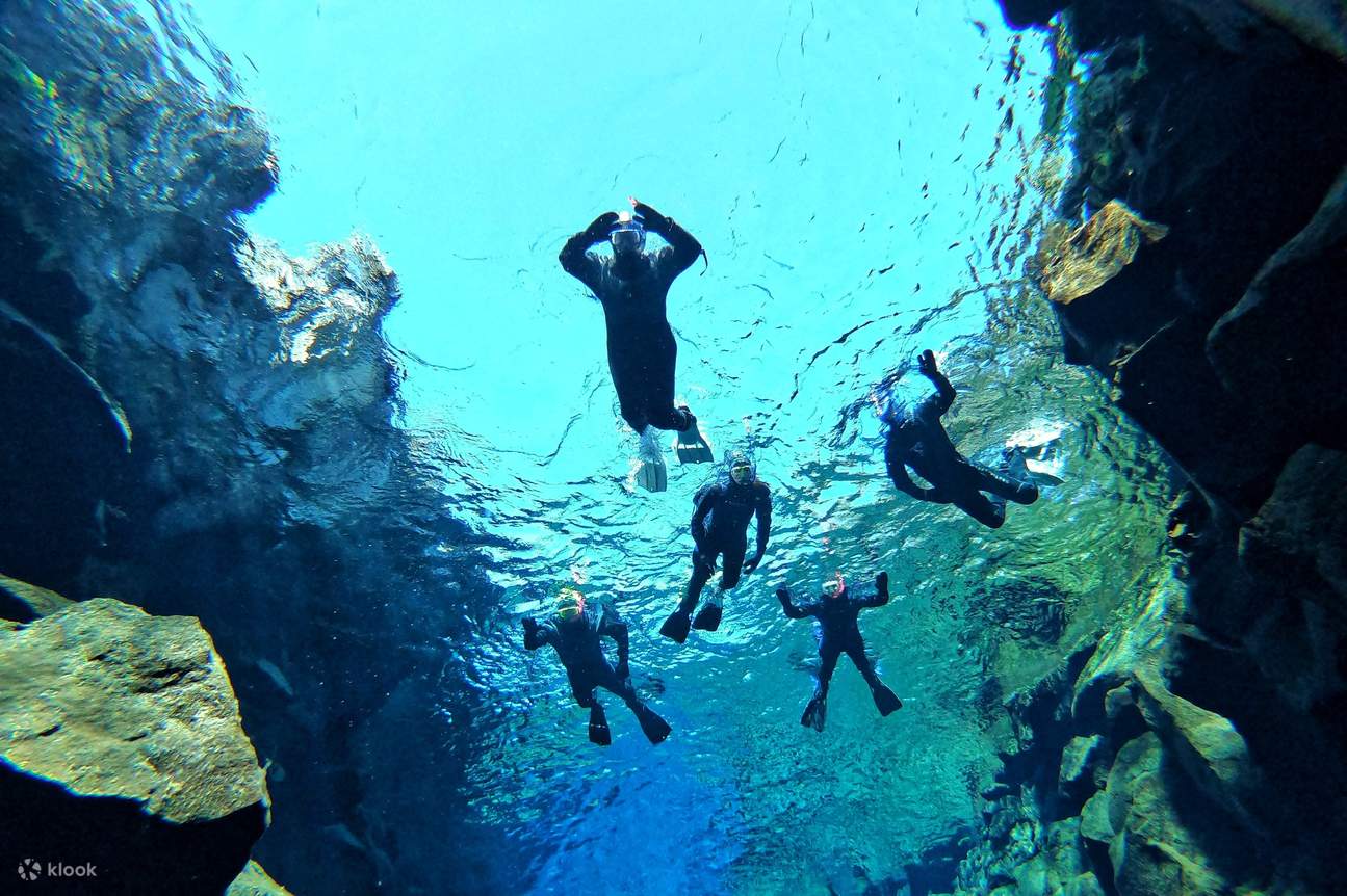 sekelompok orang melakukan snorkeling di Silfra