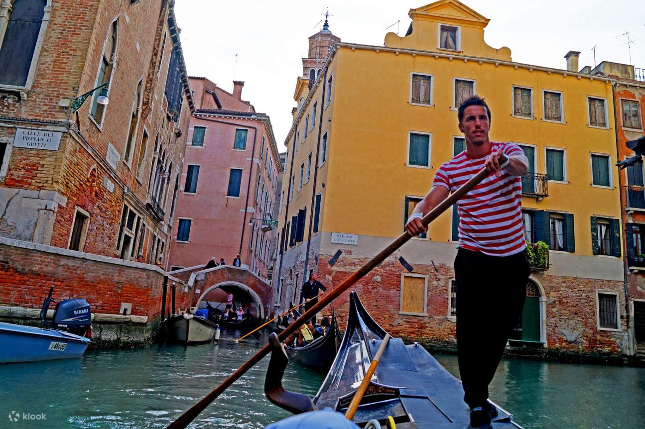 Grand Canal Gondola Ride with Commentary, Music, and Singers in Venice