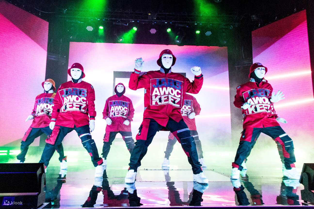 Jabbawockeez 身穿红色连帽衫