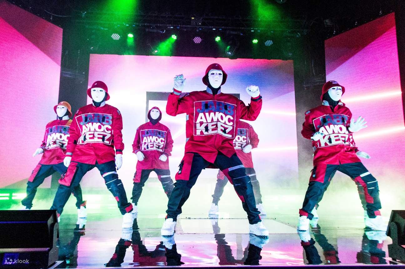빨간 후드티를 입은 Jabbawockeez