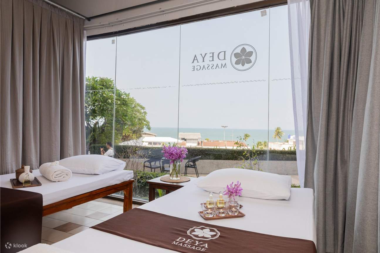 D Varee Jomtein Beach 酒店的 Deya 按摩