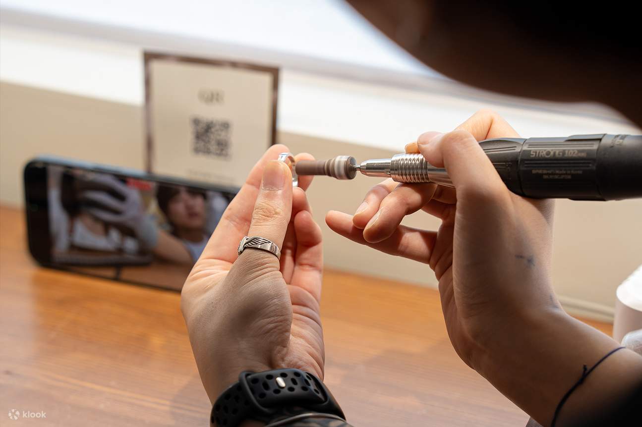 직원이 반지 만드는 법을 가르쳐줍니다.