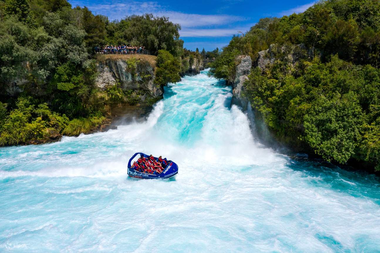 Menaiki Bot Jet di Air Terjun Huka, Taupo