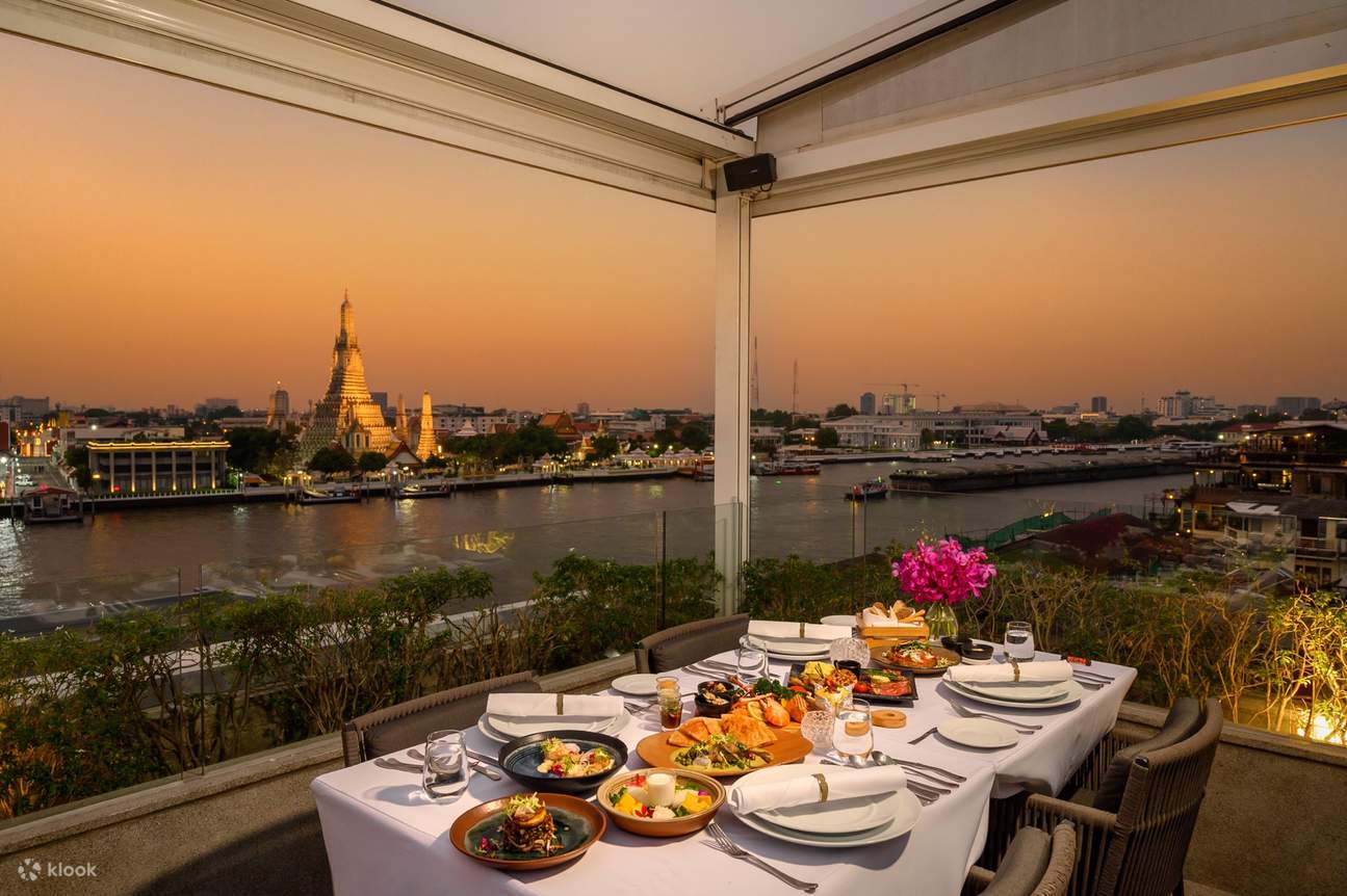 Sopra Riva al Riva Arun Rooftop Dining con vista sul fiume