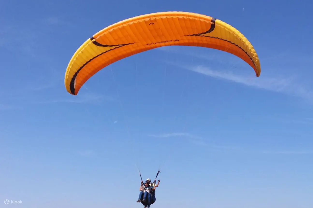 人们在 Kutch Great Rann 上方滑翔伞