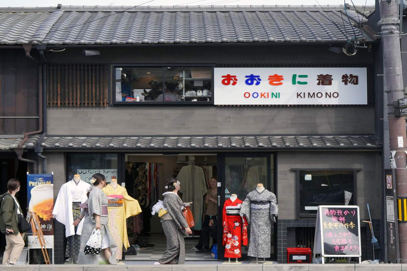 Die Lage des Ookini Kiyomizudera Stores ist besser als die von 99 % seiner Konkurrenten. Es ist der einzige Weg, Kiyomizudera, Gion und den Yasaka-Schrein zu Fuß zu besuchen. Er ist an der Ampelkreuzung sehr auffällig.