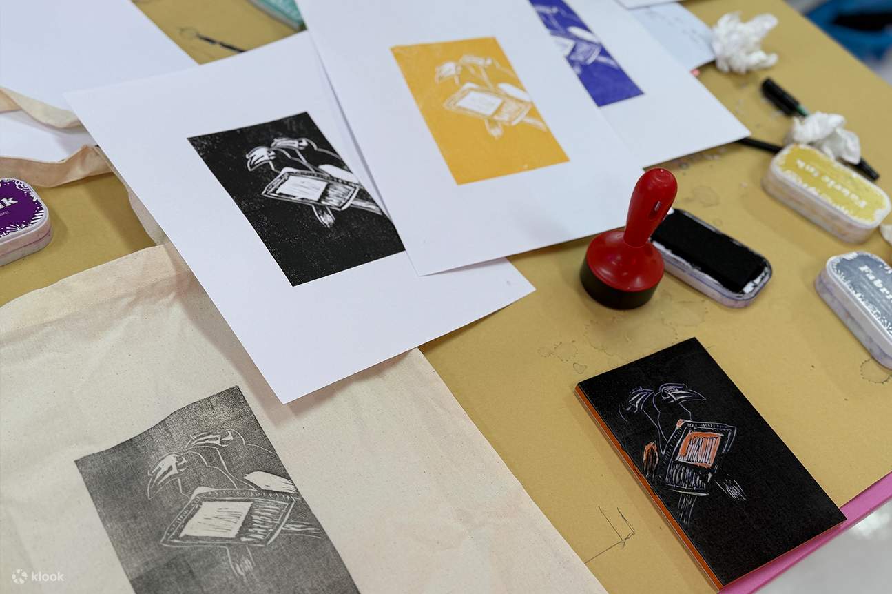 Pelajari keterampilan dasar cetak timbul dengan mengikuti lokakarya ukir stempel karet kami