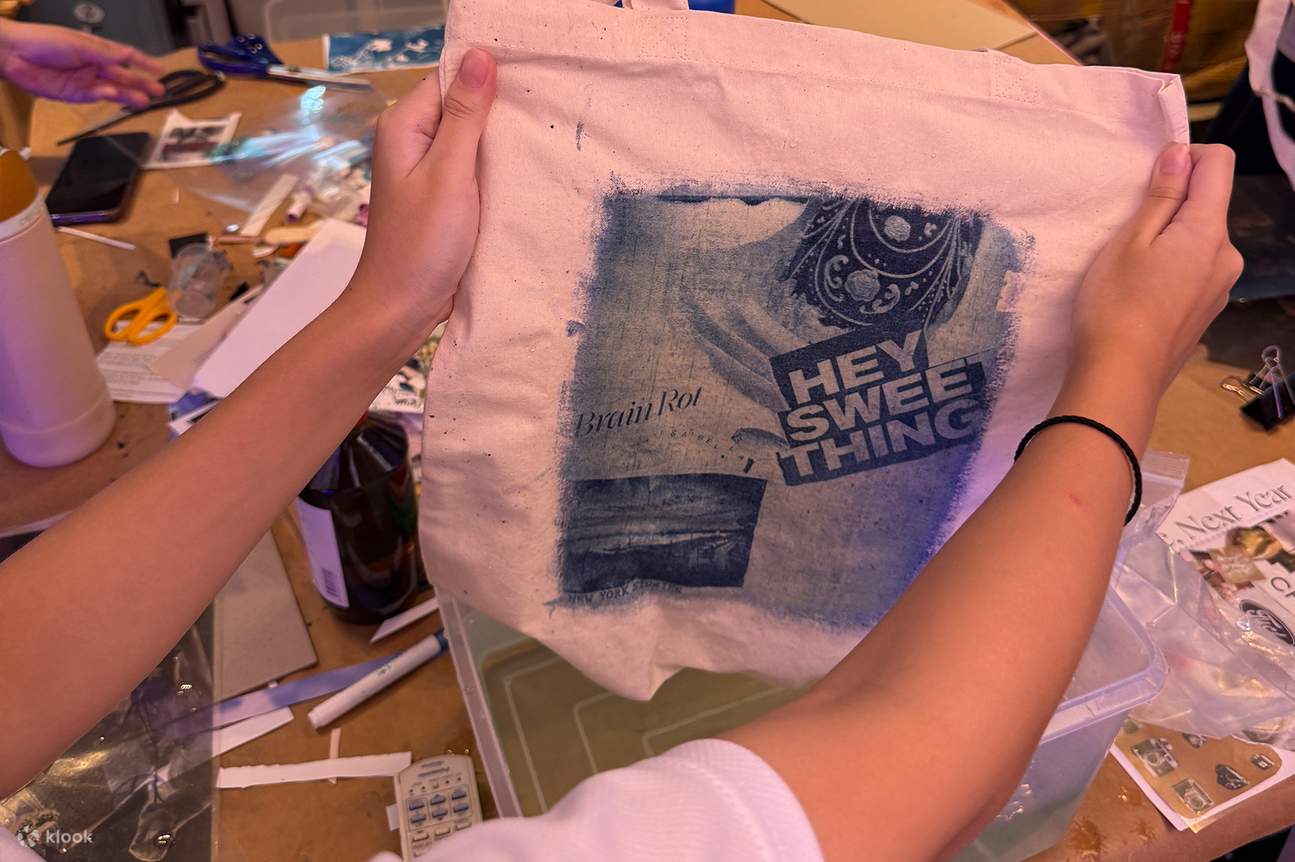 Buat cetakan kertas yang indah dan cetakan di totebag dengan menggunakan benda-benda yang ditemukan, foto, dan majalah untuk membuat kolase yang keren