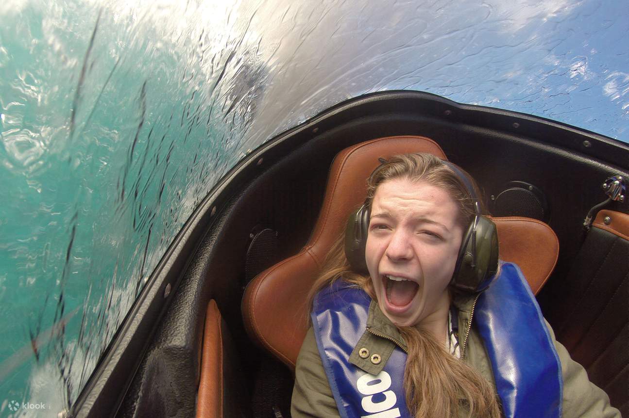 seorang gadis menaiki perahu hiu Hydro Attack di bawah ombak