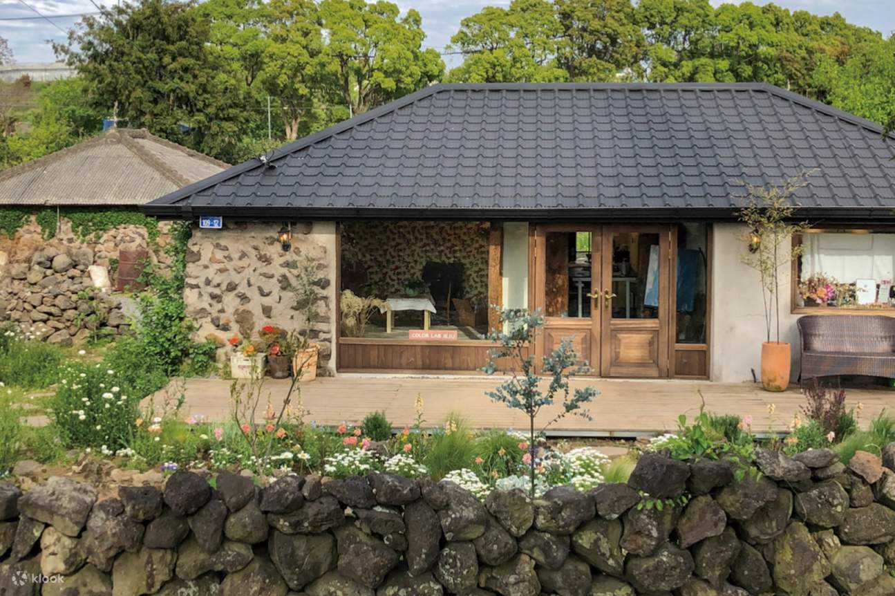 Di sekitar rumah pertanian Jeju berusia sekitar 100 tahun, di antara dinding batu dan bunga-bunga, Anda memulai perjalanan berburu warna dengan mengungkap rona yang dihadiahkan oleh alam.