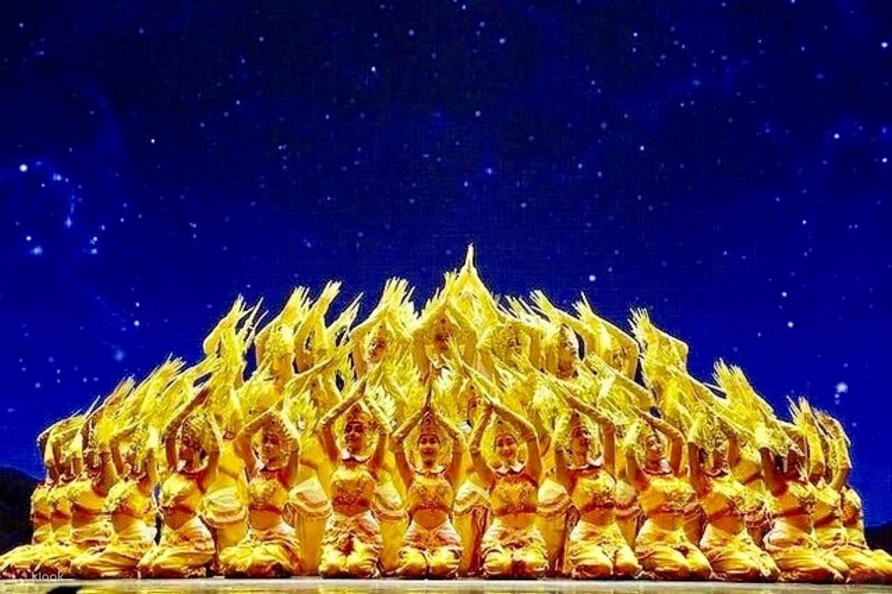 Sembrava che il paesaggio e le usanze di Xishuangbanna fossero integrati nella danza. Le voci melodiche dei cantanti erano come i suoni della natura, che echeggiavano nel cielo notturno, raccontando le toccanti storie dei bacini dei fiumi Lancang e Mekong