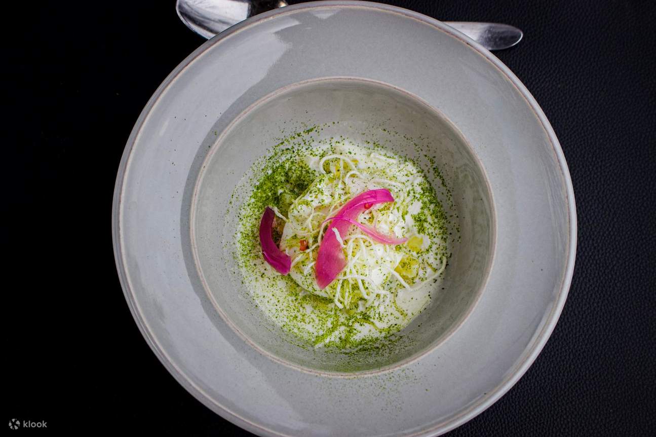 Cá vược áp chảo, măng tây, sốt đậu Hà Lan, sốt bơ cam quýt