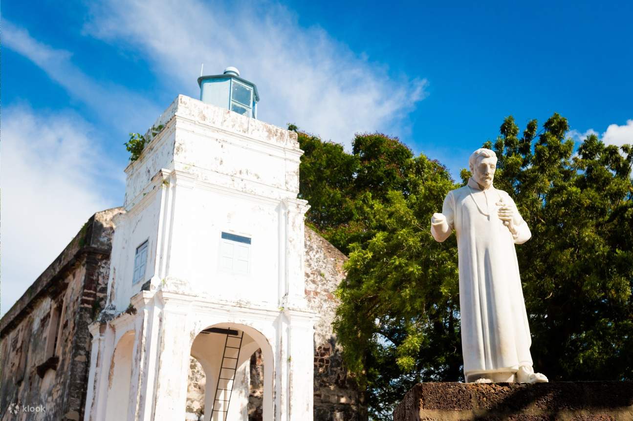 เยี่ยมชมเนินเขา St. Paul’s เพื่อชมทิวทัศน์ของช่องแคบและซากปรักหักพังของโบสถ์ St. Paul’s