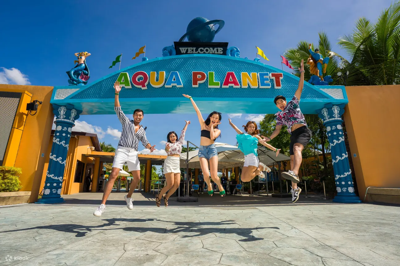 朋友们在水族星球入口的跳跃合影