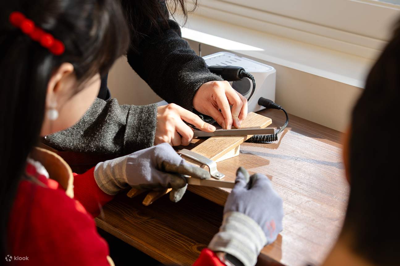 A staff member teaching how to craft the ring