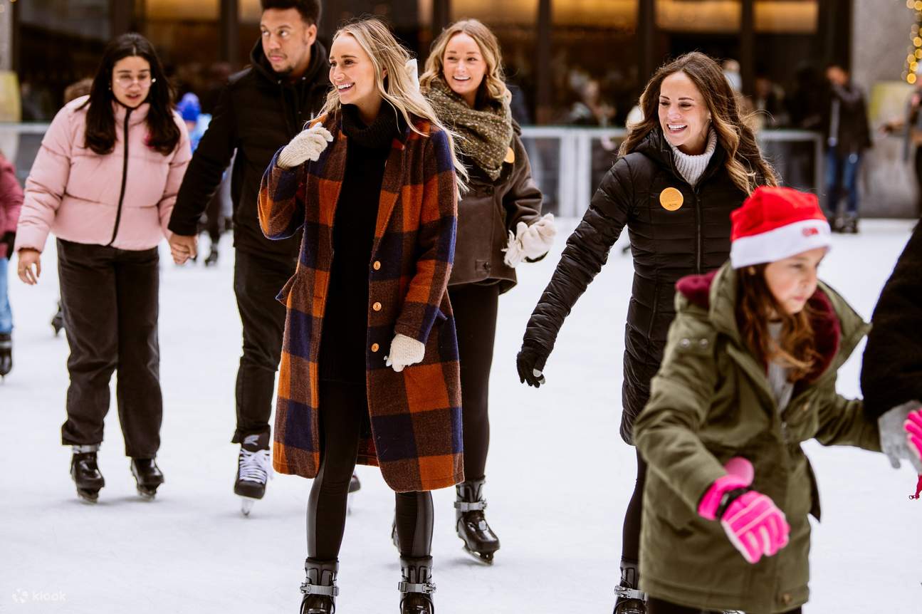 一緒にスケートをする人々