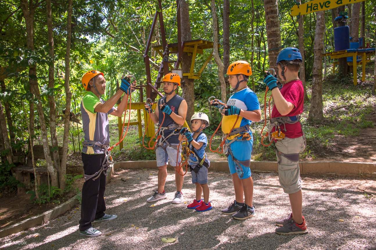 người hướng dẫn nói chuyện với nhóm tại khu nghỉ dưỡng aonang fiore