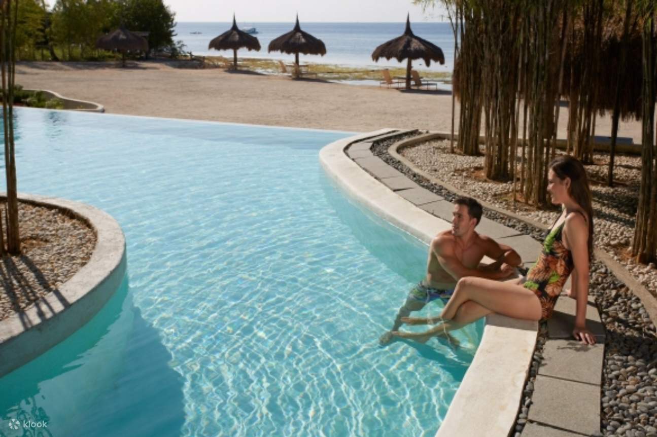 un couple à la piscine du Bluewater Panglao