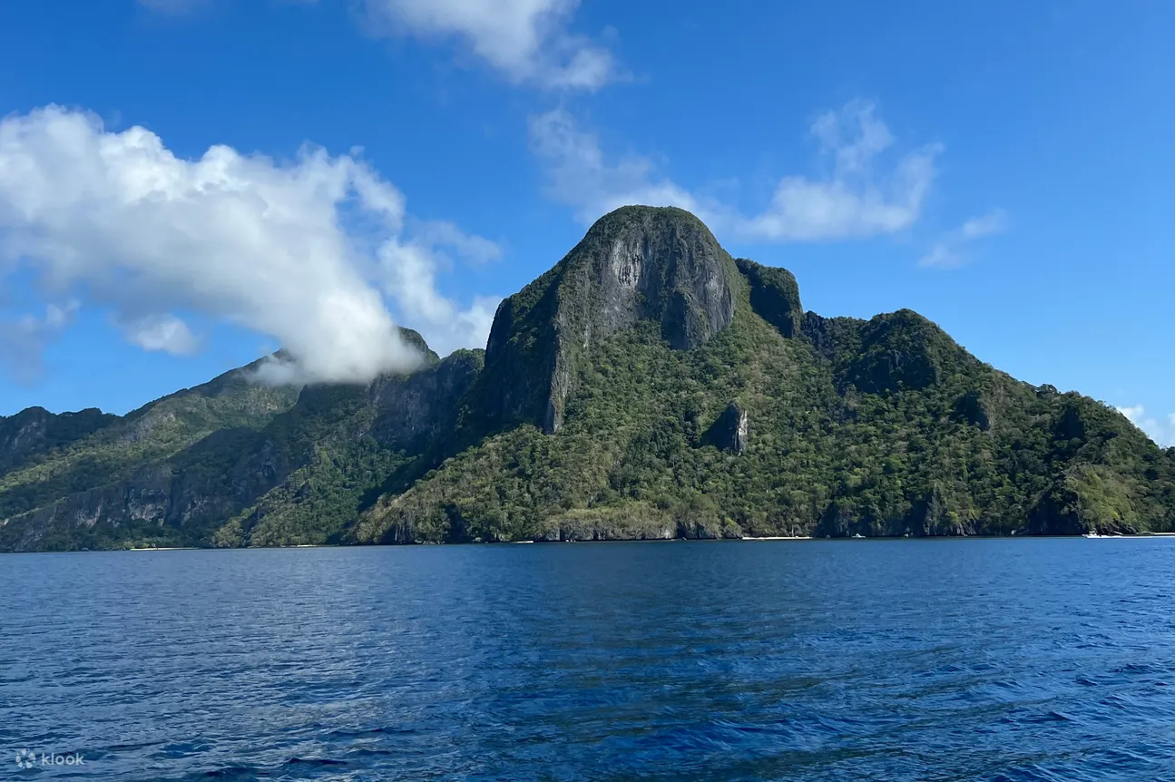 爱妮岛的风景，前景是海洋