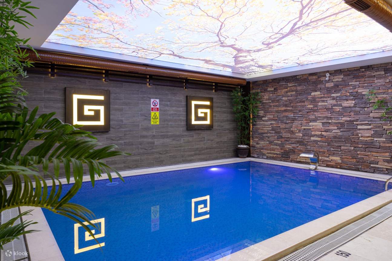 Eine friedliche Oase erwartet Sie an einem ruhigen Pool unter einem blühenden digitalen Himmel.