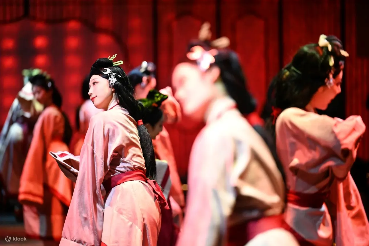 这里的表演形式不拘一格，巧妙融合了古典舞、茶艺、实时互动等多种元素