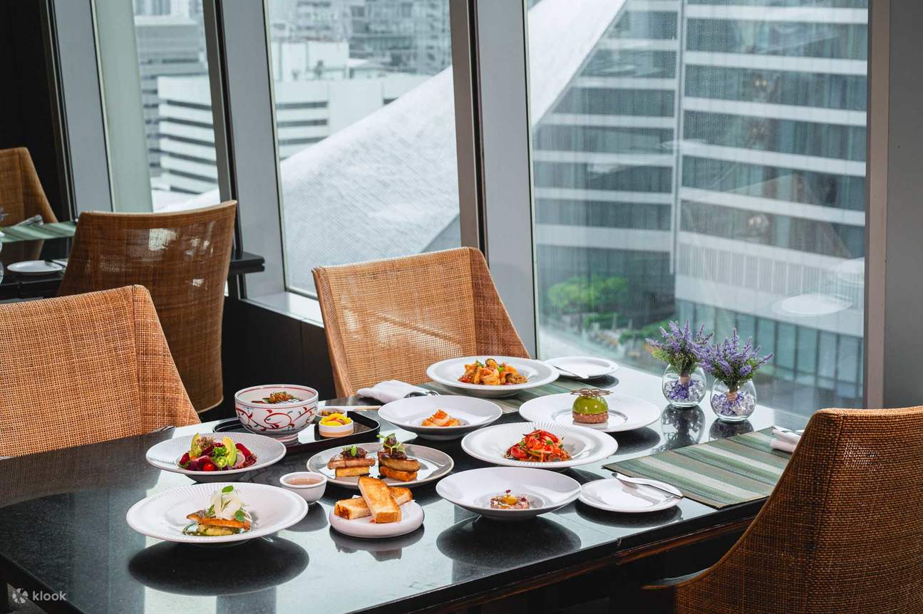 Ресторан и бар на крыше Up & Above в отеле The Okura Prestige Bangkok