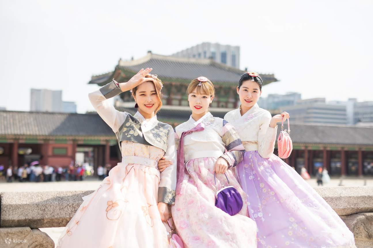 Sewaan Hanbok Seohwa di Gyeongbokgung