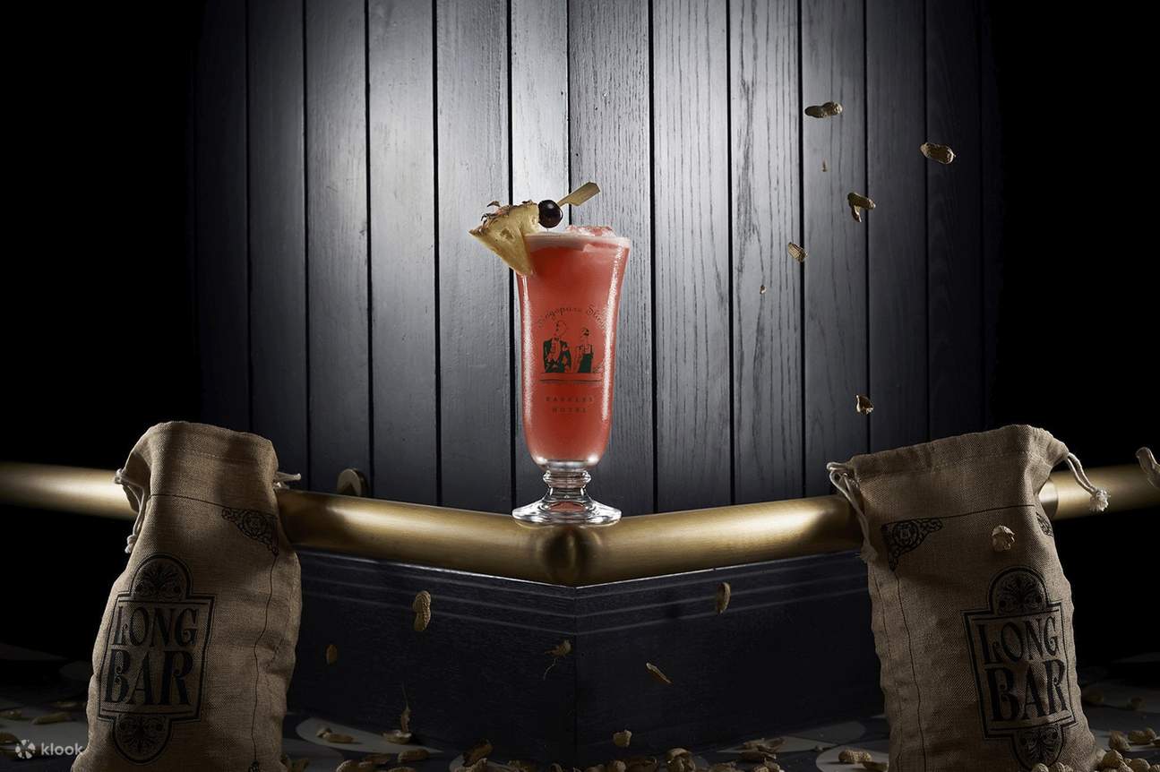 Насладитесь бокалом культового коктейля Singapore Sling там, где все началось!