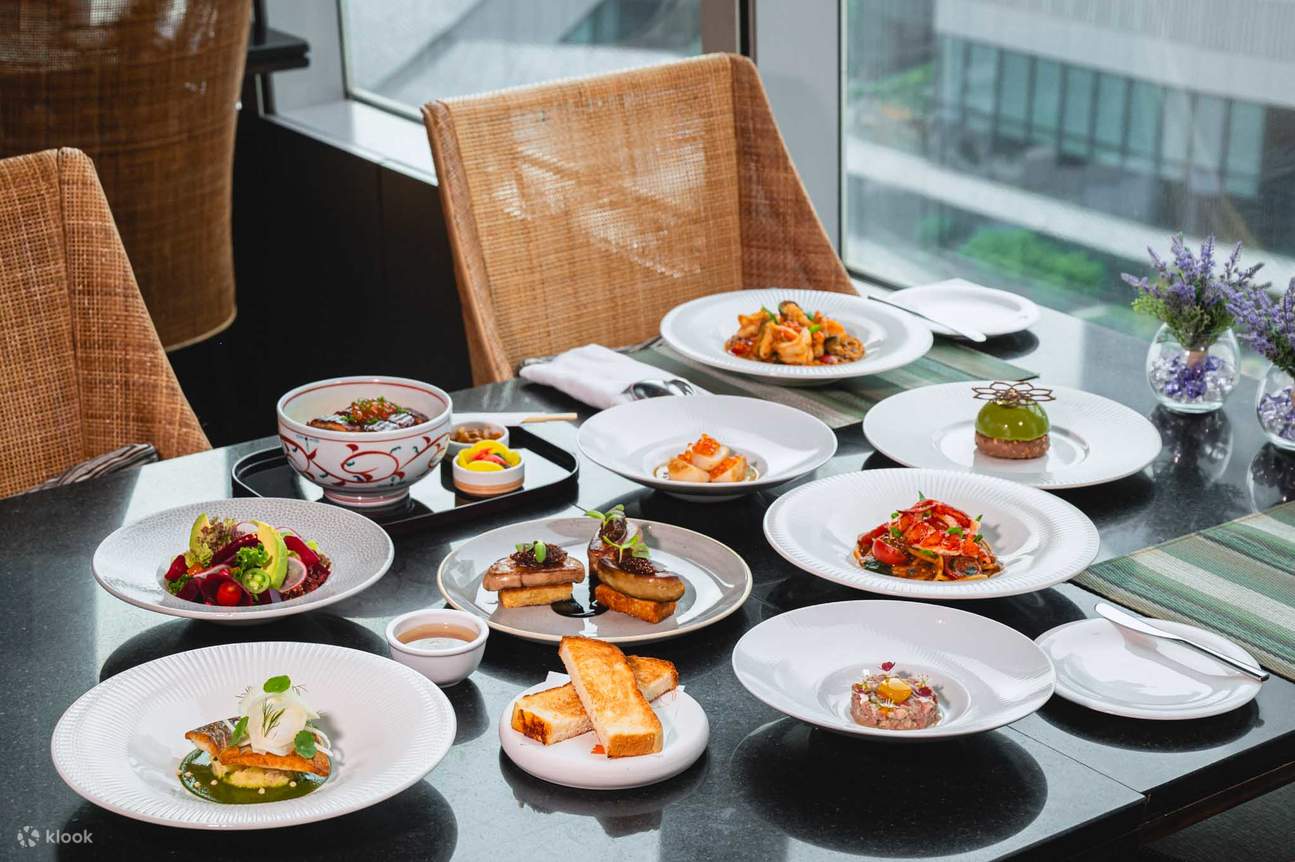 Ресторан и бар на крыше Up & Above в отеле The Okura Prestige Bangkok