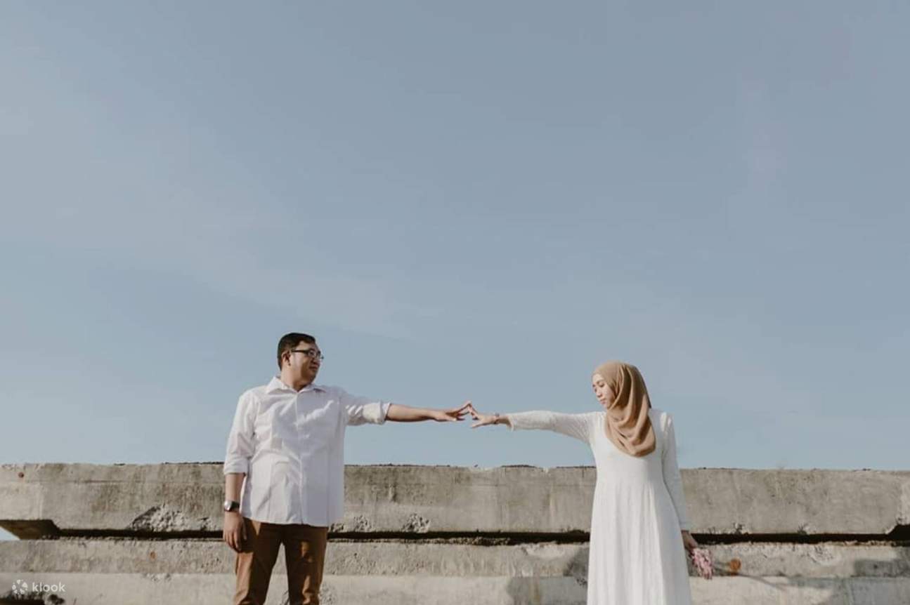 Pria dan wanita di atap