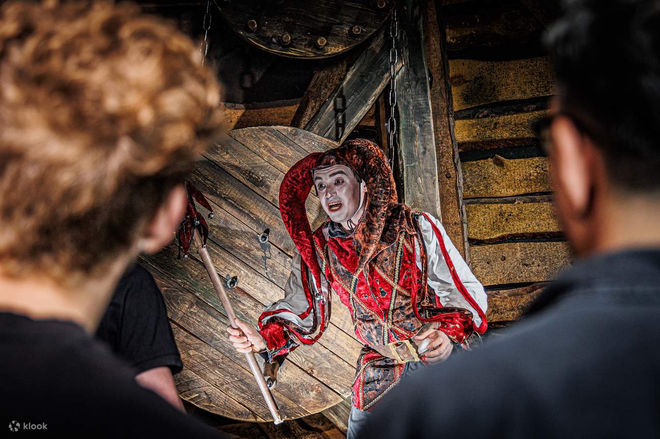 遊客們看著可怕的小丑