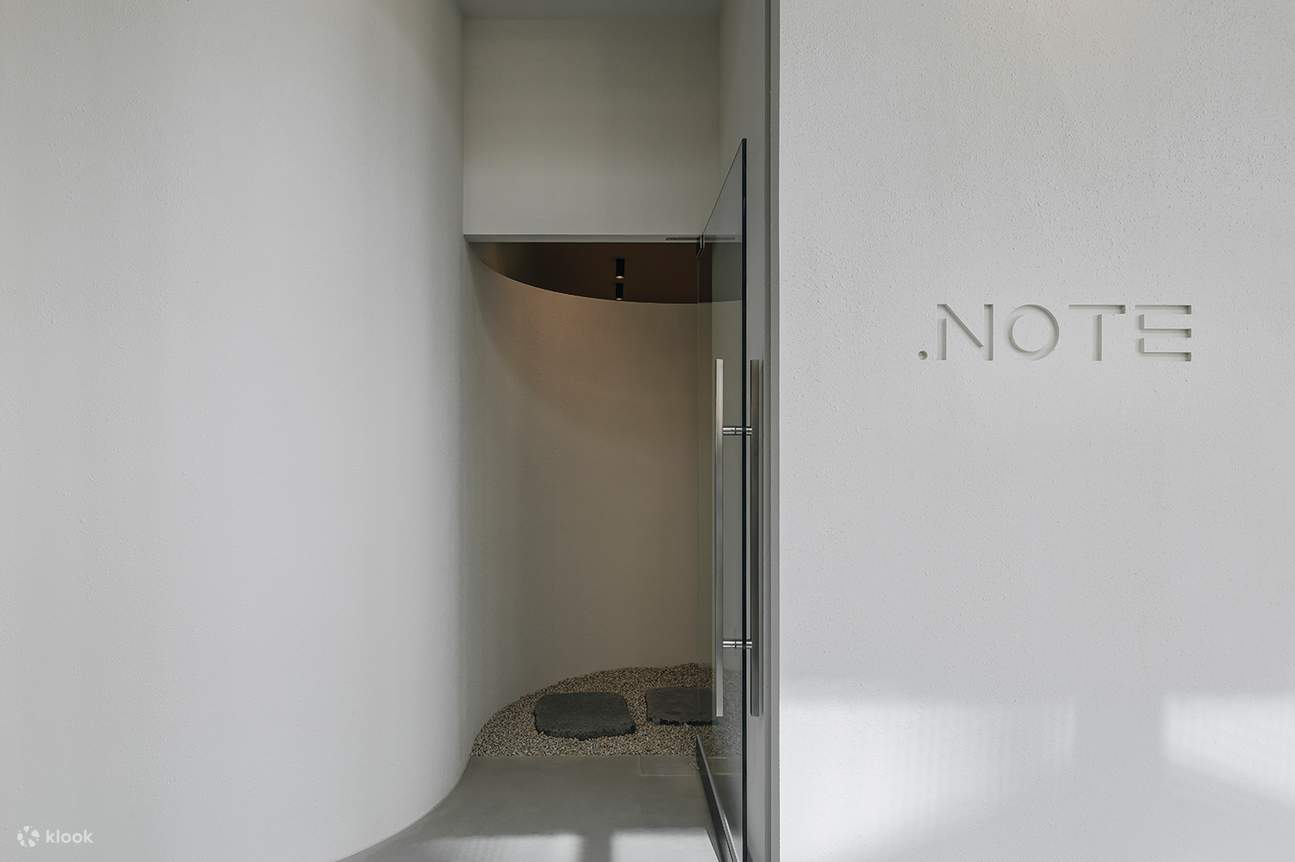 (Lối vào) Bạn sẽ được chào đón bởi con đường đá yên tĩnh ngay lối vào. Đây là không gian để bạn bỏ lại những suy nghĩ phức tạp và chuẩn bị cho hành trình chữa lành bằng hương thơm.