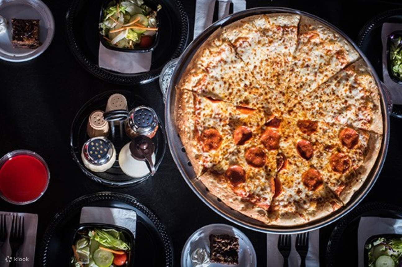 pizza servita durante l'Outta Control Magic Comedy Dinner Show a Orlando