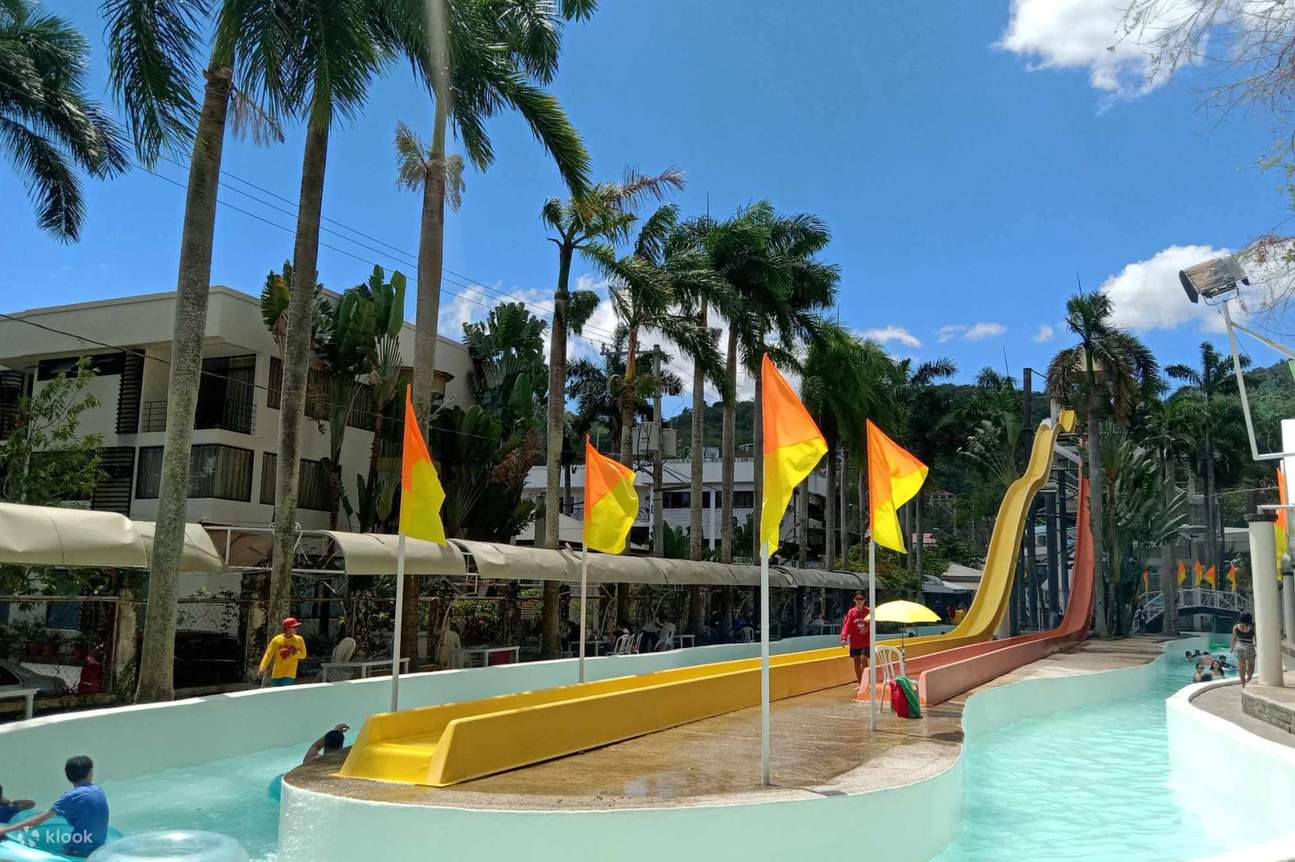 Nikmati pengalaman gelongsor air yang menyegarkan dan menyeronokkan