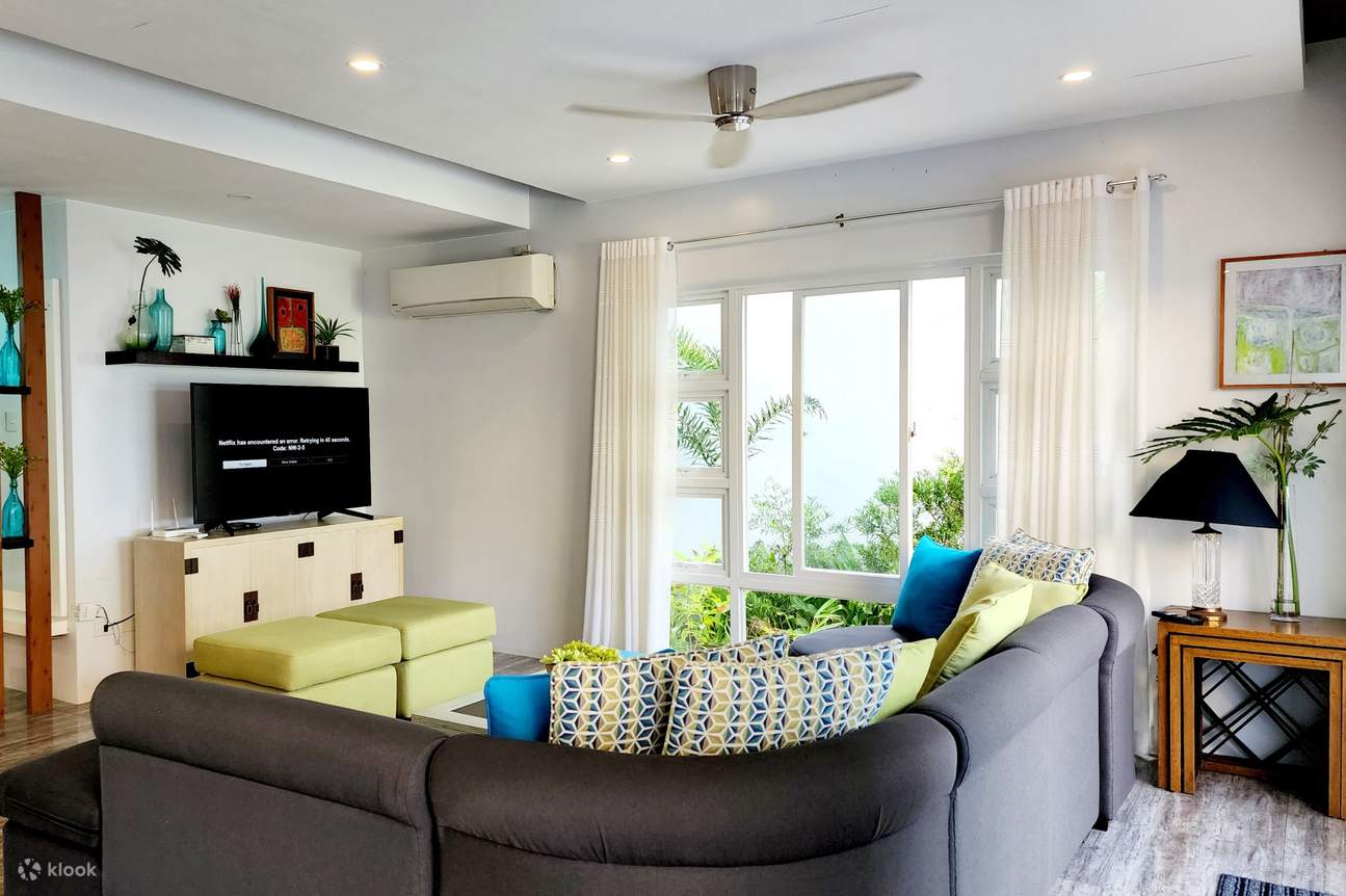 ruang keluarga casita dengan sofa dan televisi