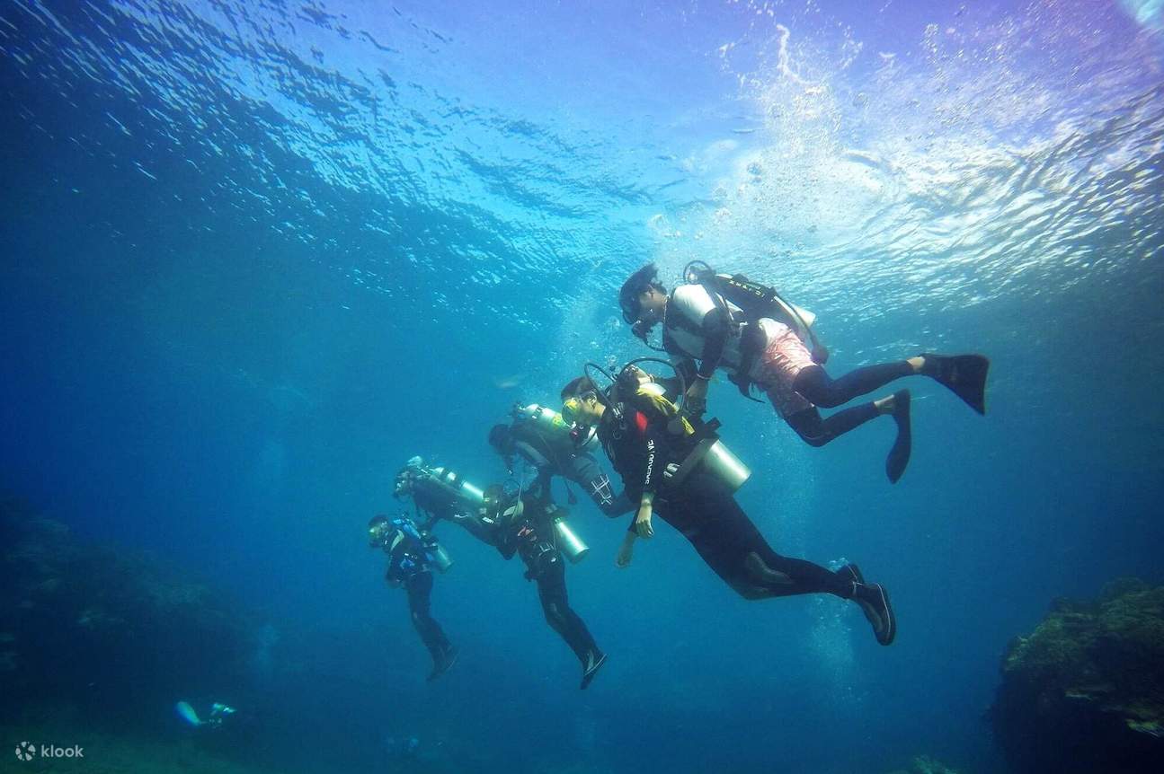 Buceo para cuatro personas