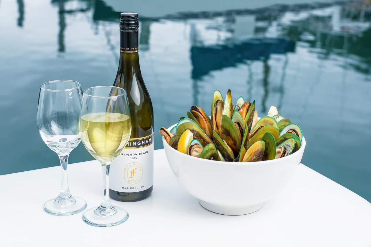 Disfrute de mejillones verdes recién cocidos al vapor, maridados con un famoso Marlborough Sauvignon Blanc. 