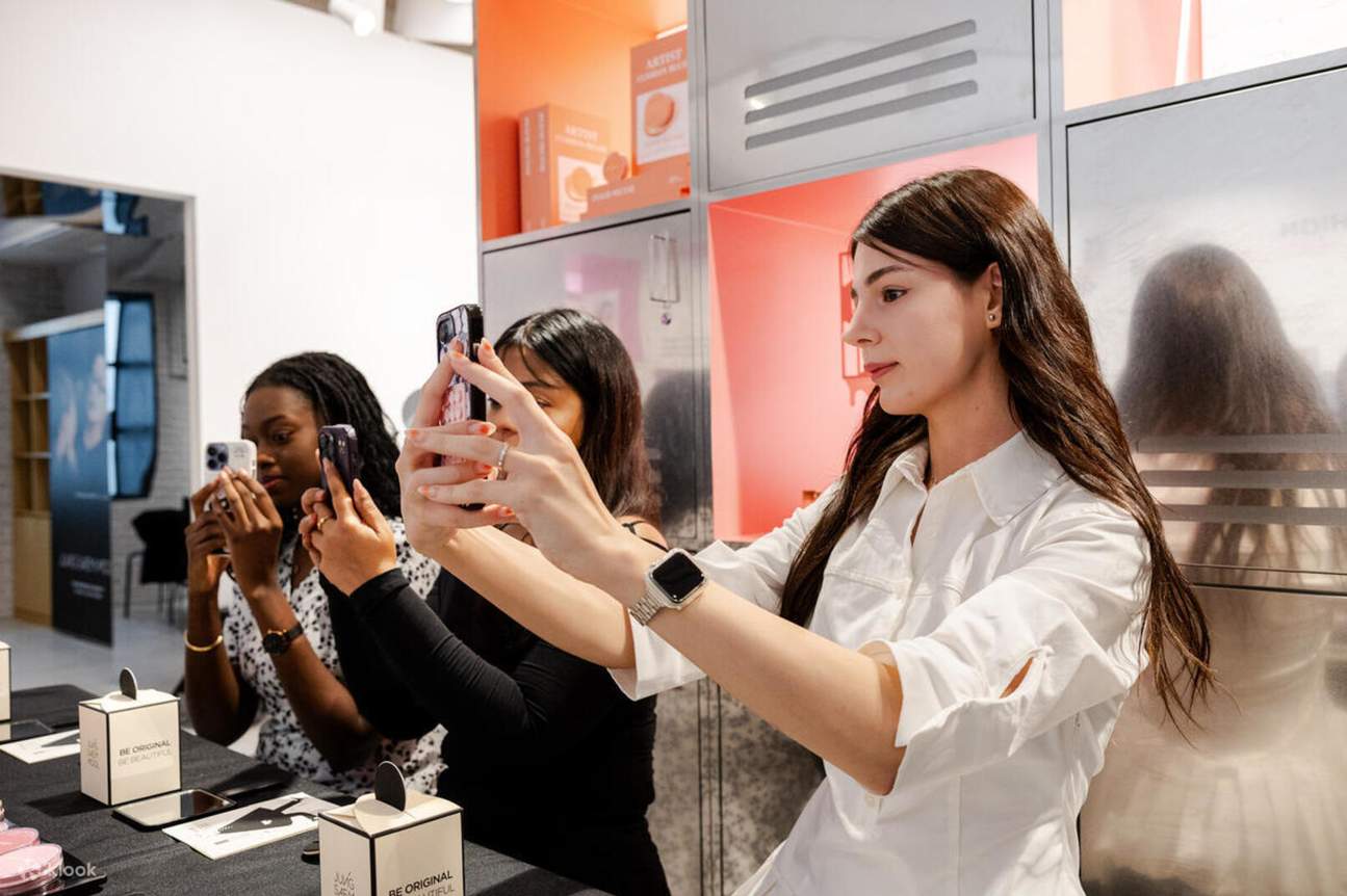 Kami menjalankan kelas dengan tema yang dipilih secara fleksibel untuk dipadankan dengan trend bermusim dan topik hangat, khususnya untuk pelanggan antarabangsa yang berminat untuk merasai K-Beauty sendiri