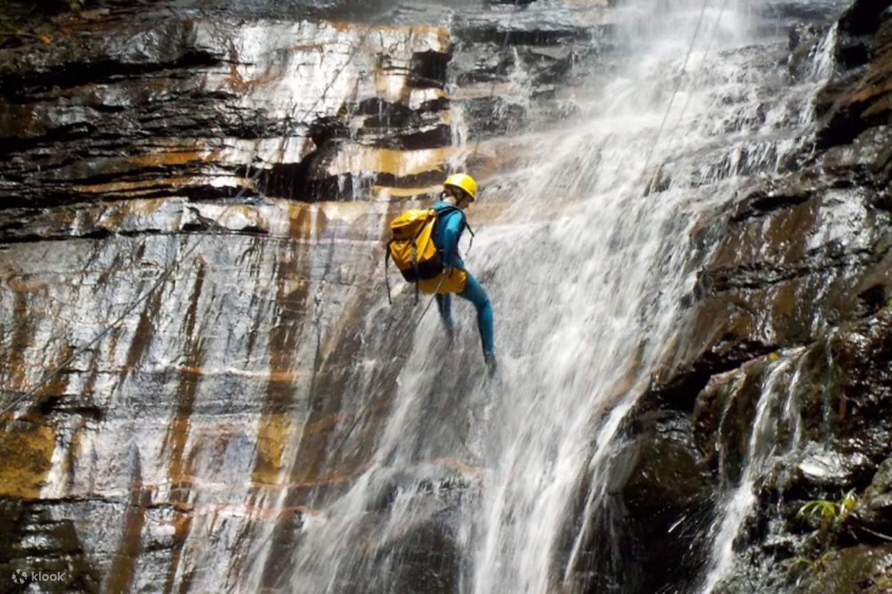 Abseilen von einer Klippe im Empress Canyon