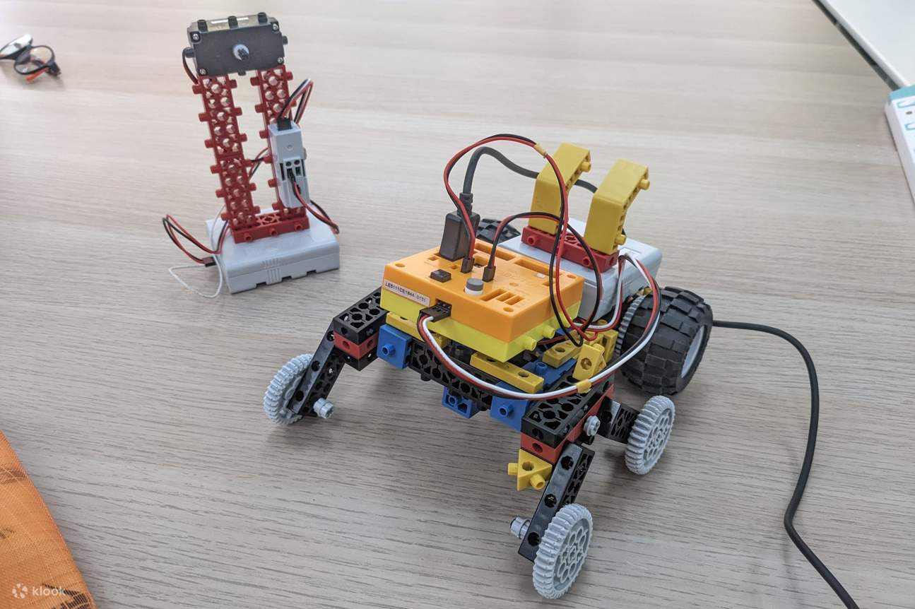 trưng bày các robot được chế tạo trong workshop