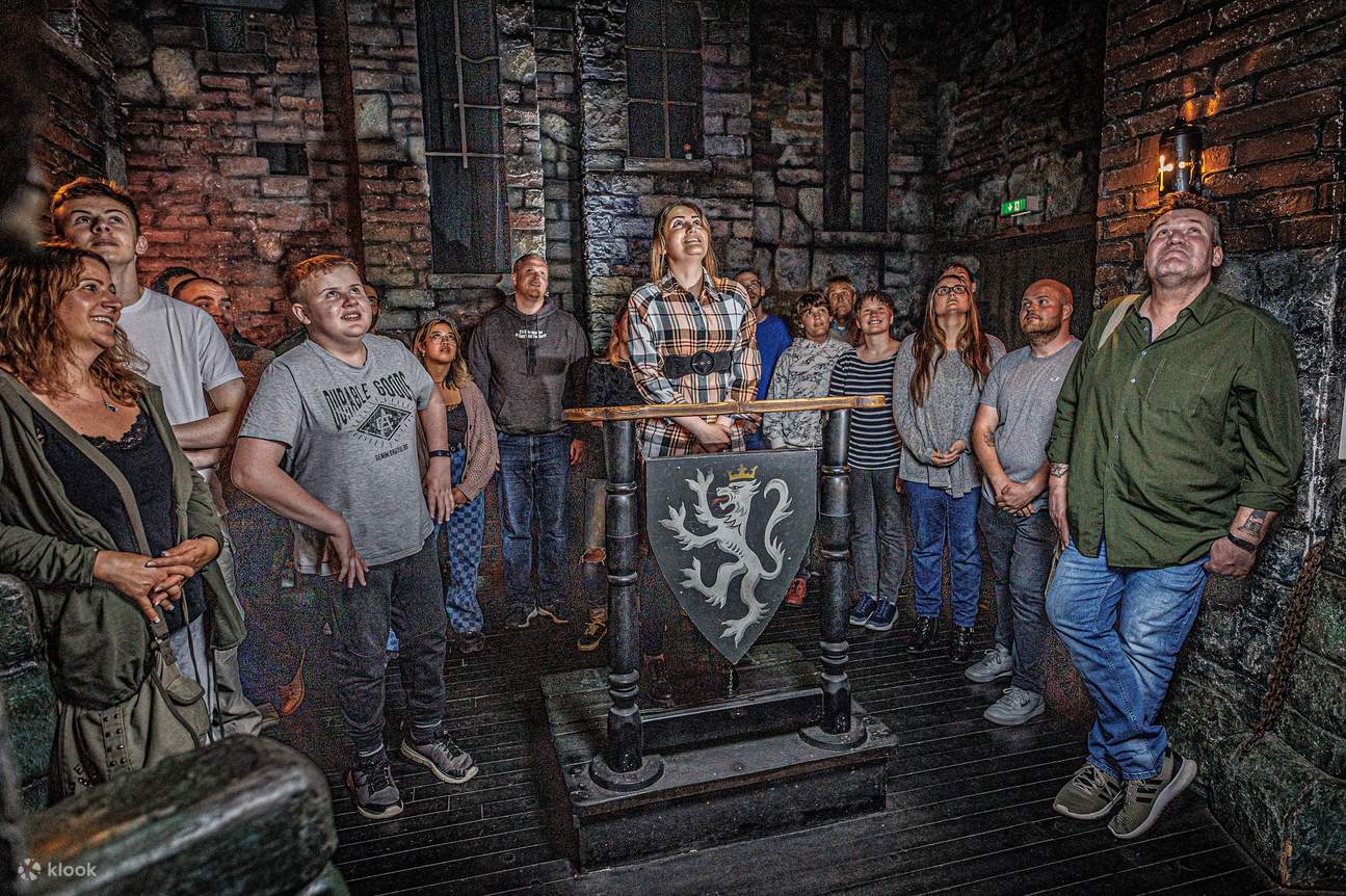 Tour kết thúc bằng chuyến đi trên tháp rơi tự do của Hamburg, mang đến một lối thoát ly kỳ khỏi độ sâu của ngục tối