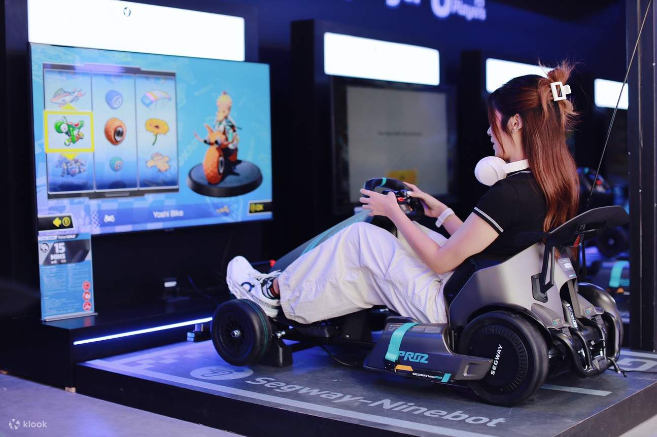 Neue Aktivitäten: Keine Sorge wegen des Regens. Das Playerbox Games & Sports Center verfügt über eine Gokart-Bahn im Innenbereich mit Rennsimulatoren mit Mehrspielerfunktion für bis zu 6 Spieler.