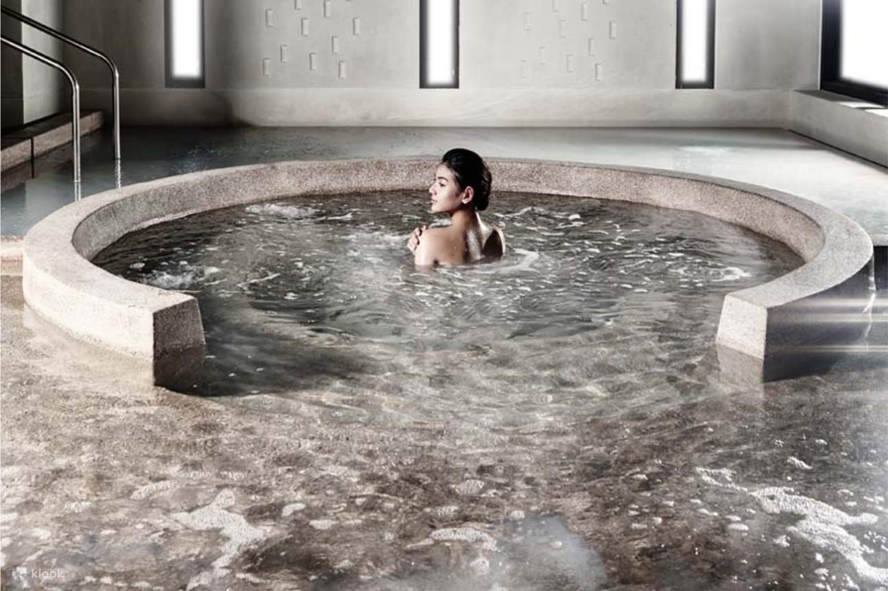 บริการแช่ออนเซ็นที่ Yunomori Onsen & Spa ในพัทยา