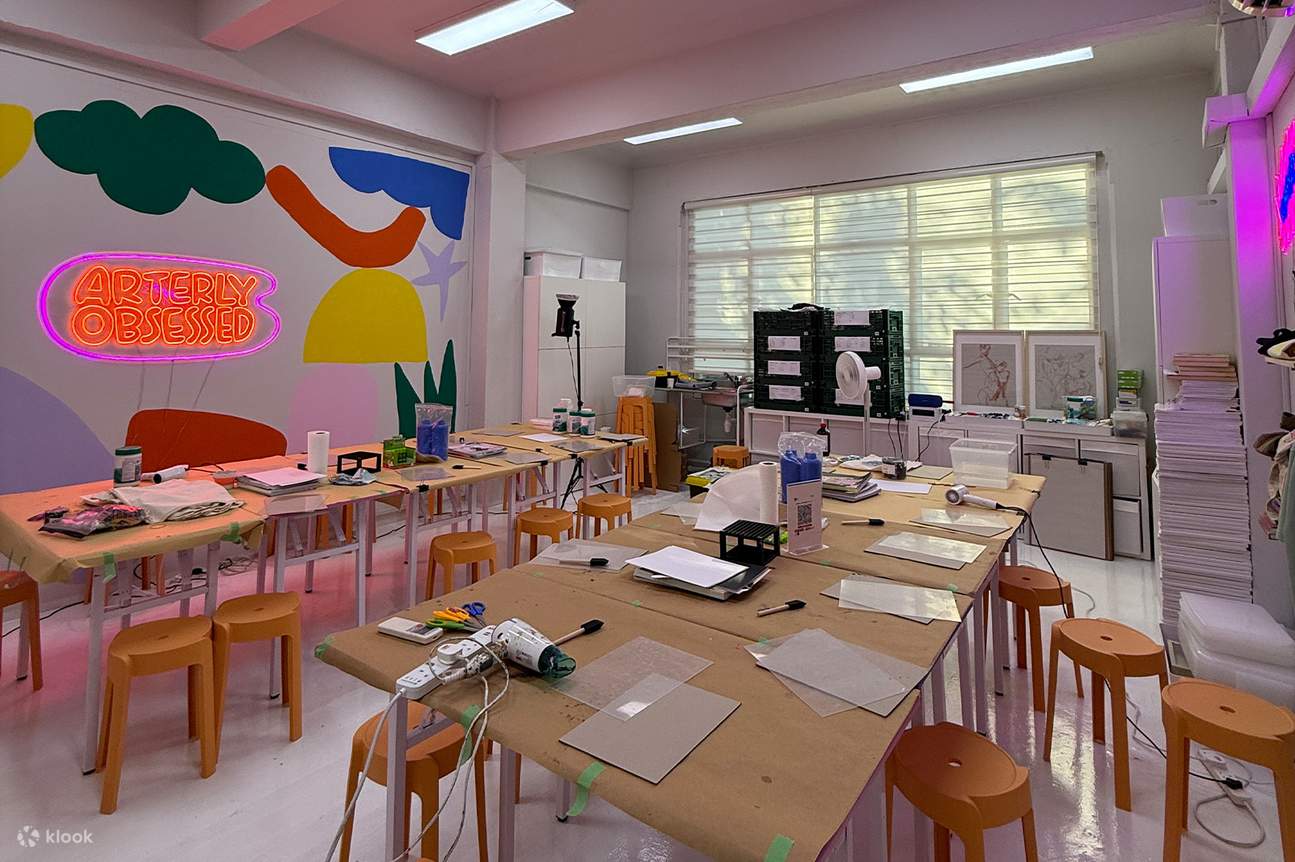 Workshop ini akan diadakan di studio kami yang nyaman di pusat seni Pearl's Hill Terrace.