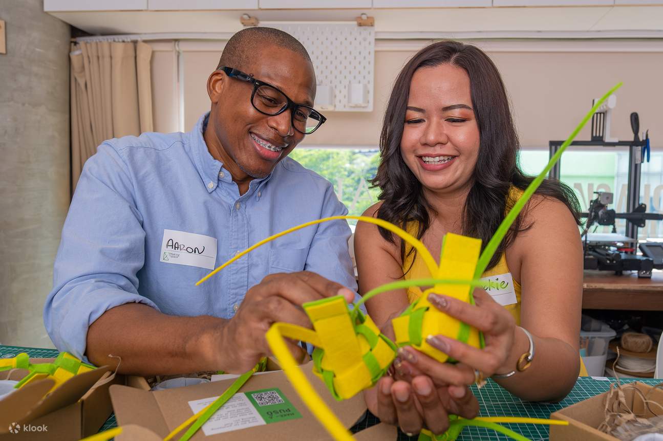 Два участника семинара сравнивают работы