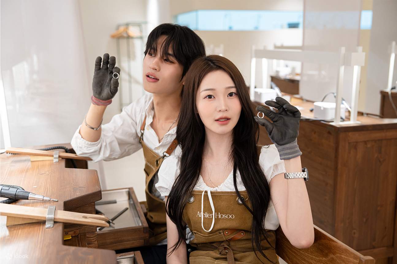 반지 만들기 체험을 즐기는 커플