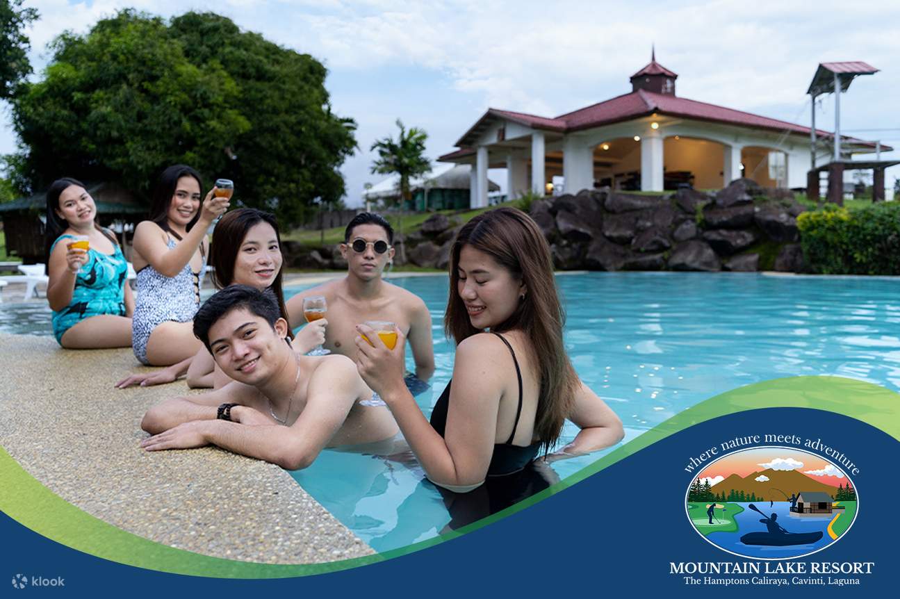 Nuoto presso resort sul lago di montagna